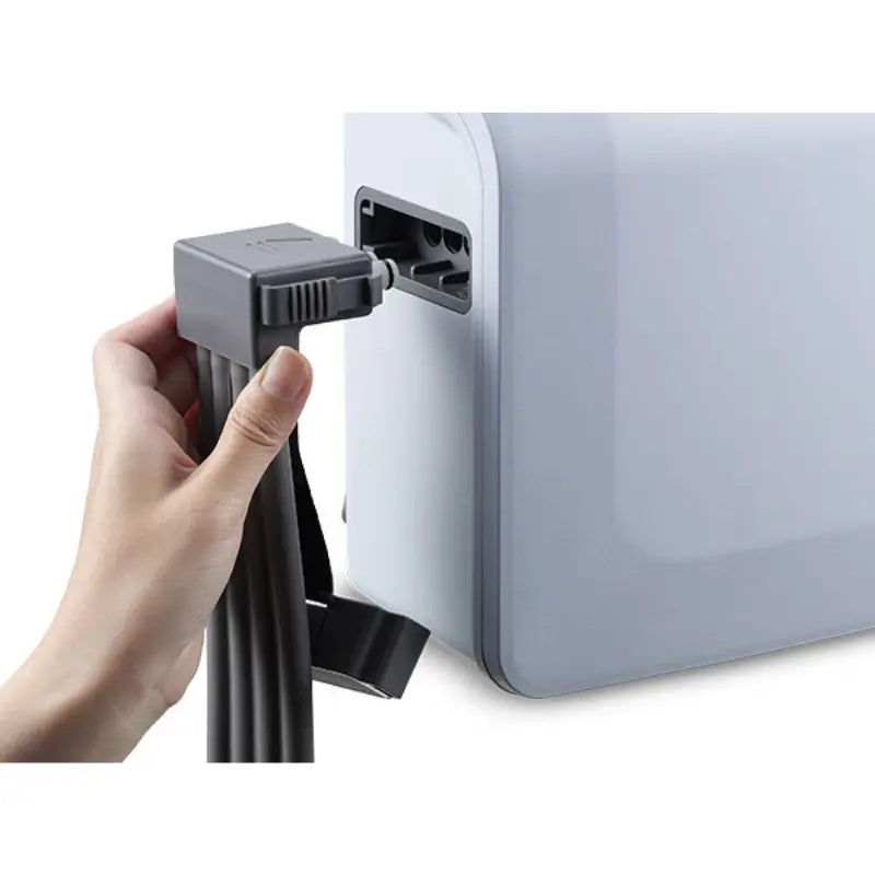 This mattress has an alternating mode that continuously and sequentially inflates and deflates air cells to avoid long term pressurization of tissue. The CPR knob is located at the patient’s right-hand side of the mattress near the head section area, and whenever a CPR operation is needed, quickly turn the CPR knob to release air from the mattress.