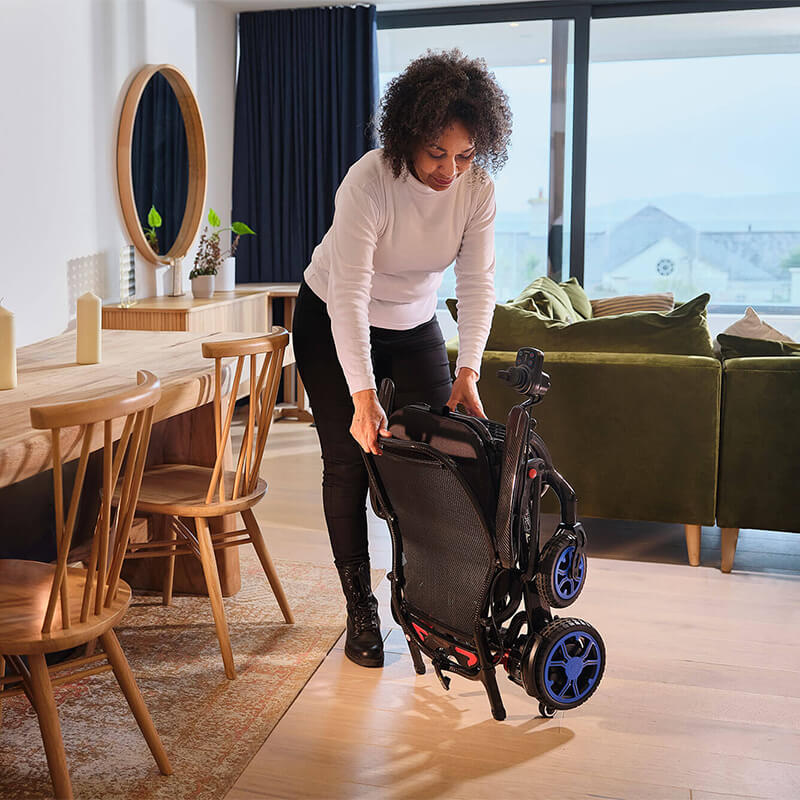 mobility_world_ltd_uk_quickie_q50_r_carbon_folding_powerchair_lifestyle