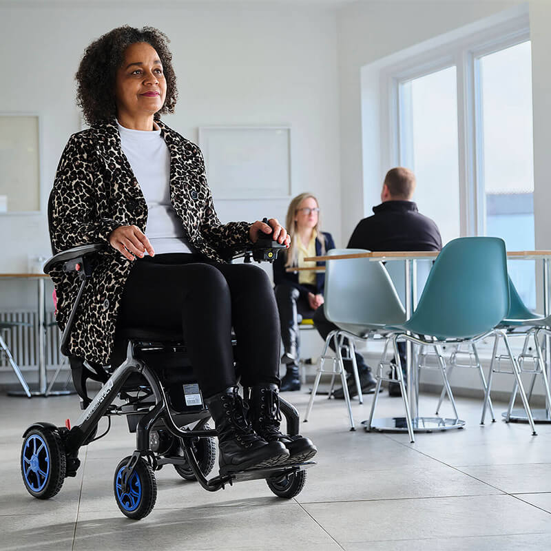 mobility_world_ltd_uk_quickie_q50_r_carbon_folding_powerchair_lifestyle