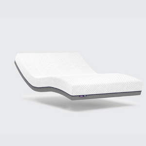 This layered foam mattress is constructed from a Visco/memory foam topper and a supportive, filler-free reflex foam base to provide pressure-relieving benefits.