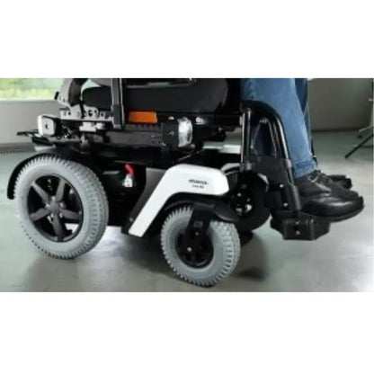 The rear-wheel drive mobility base of the B4 is robust, durable and requires little maintenance. Driving through narrow doorways and navigating in confined spaces is made easier by the small outside dimension with a width of just 59 cm. Smaller wheel sizes are available for indoor use