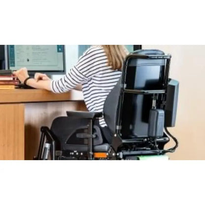 Standard seat The seat width can be adjusted via the arm supports, the side panels provide stable support, and the height and depth of the soft arm support pads can be adjusted. 