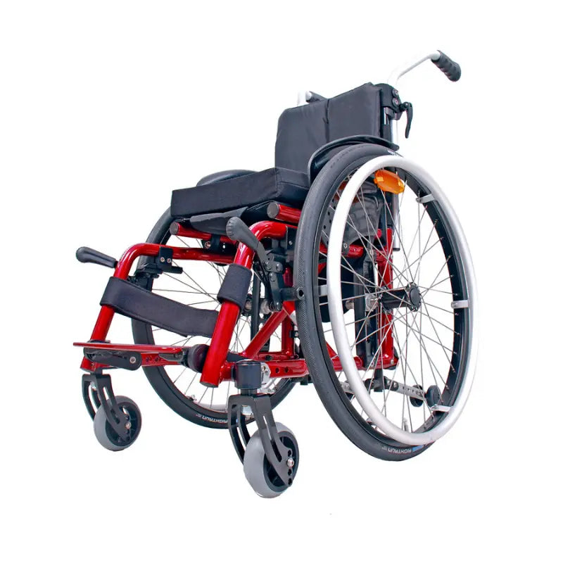 Avantgarde Teen2 is perfect for active teens who want to be a part of the action. Its abduction frame makes it light and maneuverable, while removable and swing-away footrests ensure easy transfer in and out of the wheelchair.