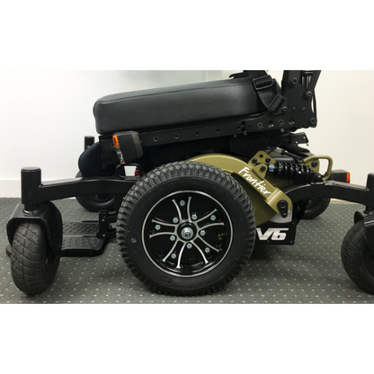 With its exceptional off-road capability, you'll be able to explore even the most rugged terrain. And thanks to its comfortable folding backrest and low-pressure tyres, this model provides a smooth, relaxing ride. The splash resistant design means that you don't have to worry about getting wet